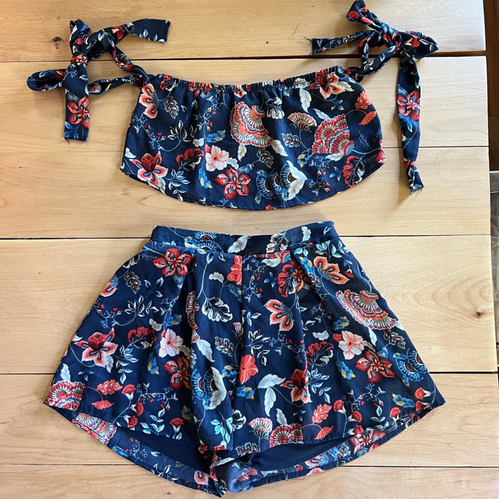 💗 Floral Two-Piece Set with Crop Top and Shorts 💗